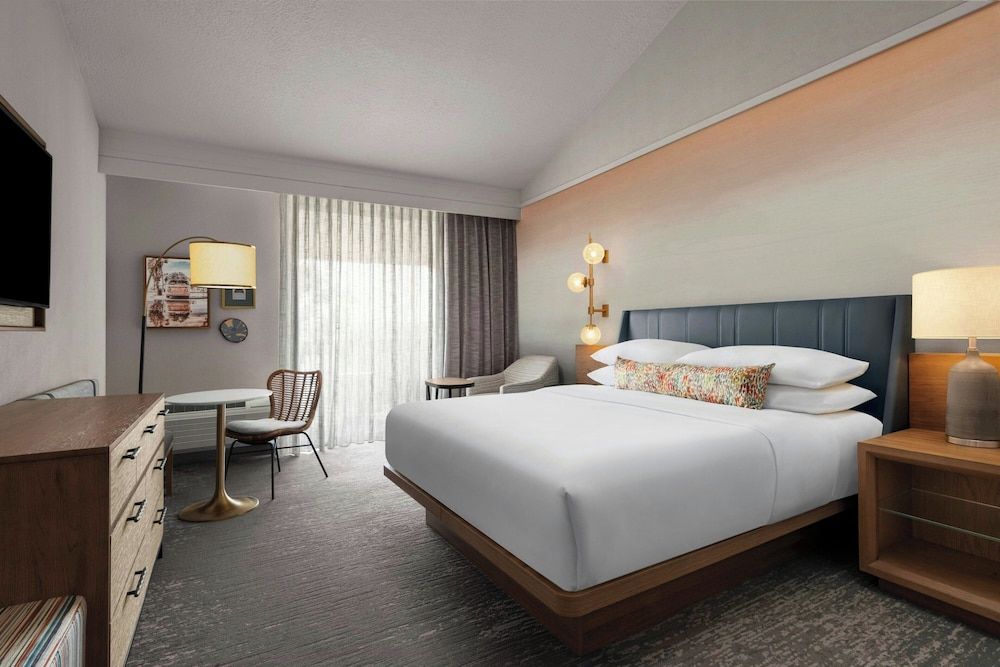 Premium Room, 1 King Bed, (Lanai Tower Mobility Accessible, Tub)