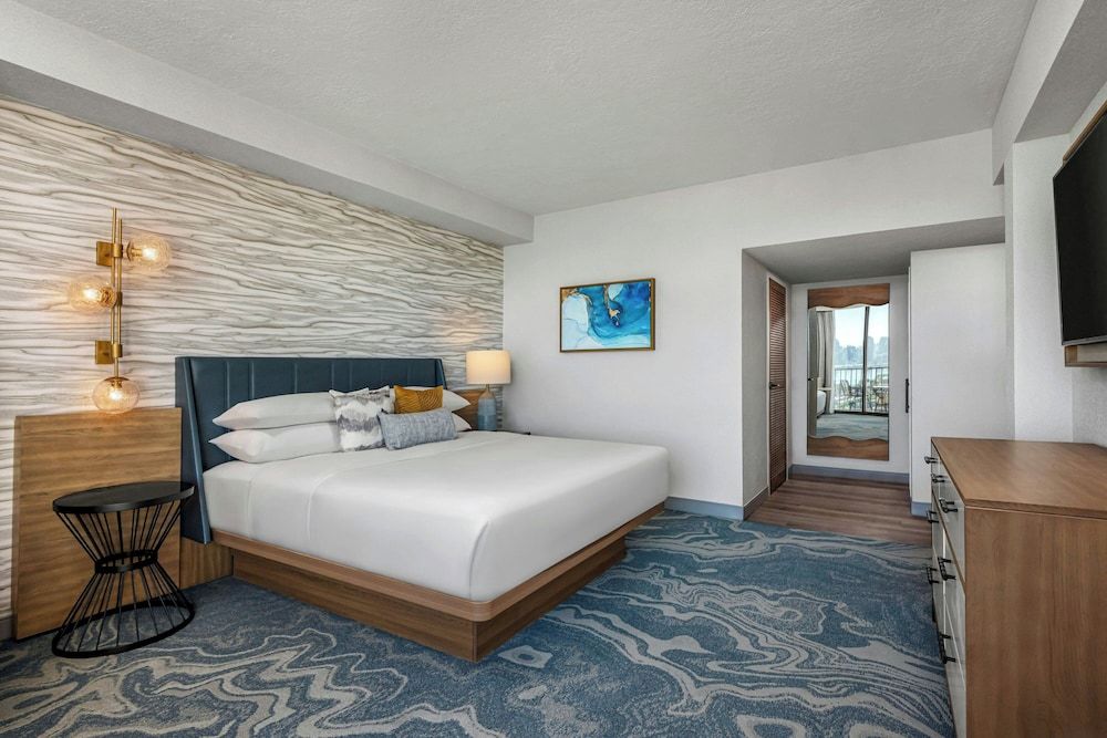 Suite, 1 King Bed with Sofa Bed ( Marina Tower Newly Renovated)