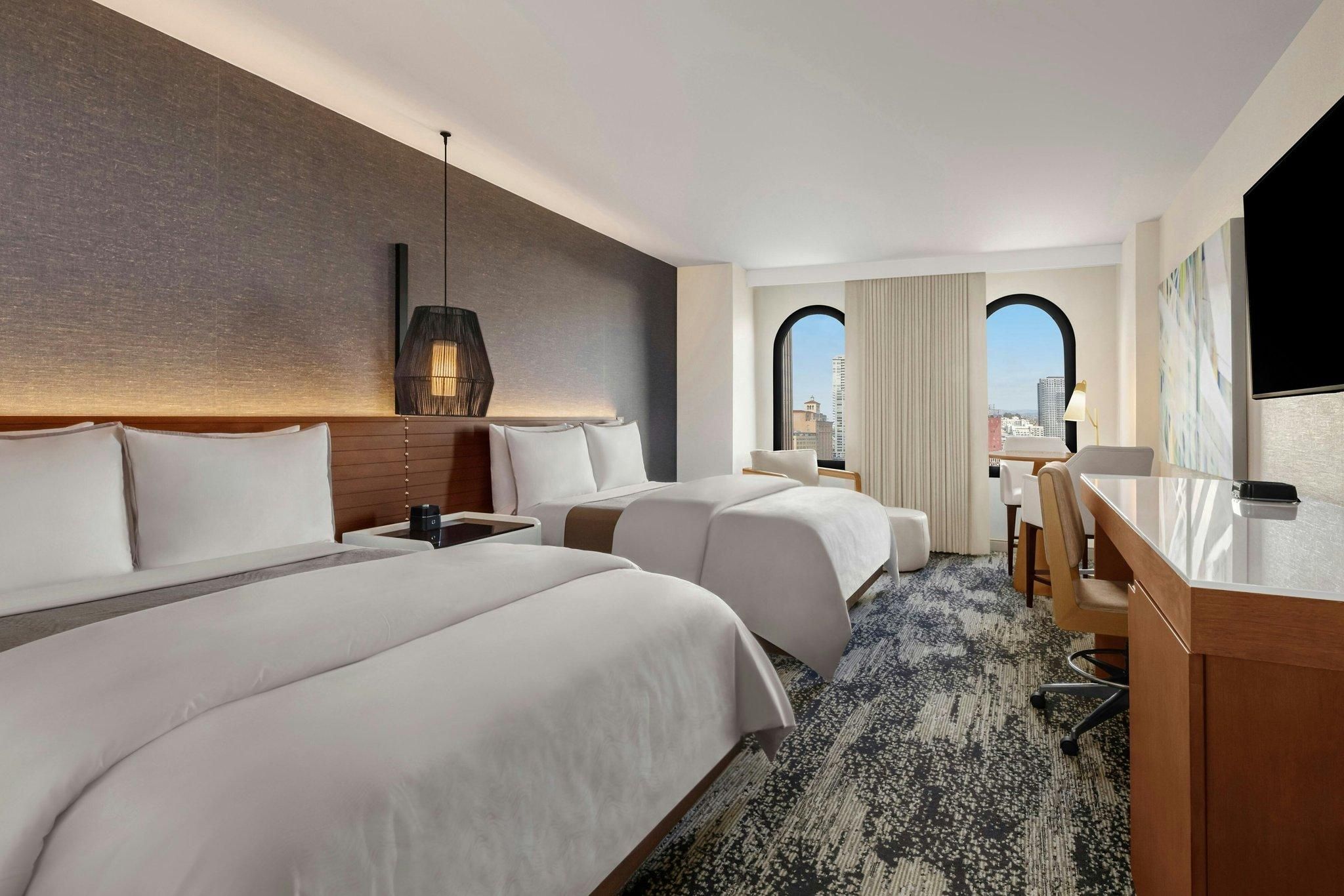 Deluxe Guest room, 2 Queen, Mid floor