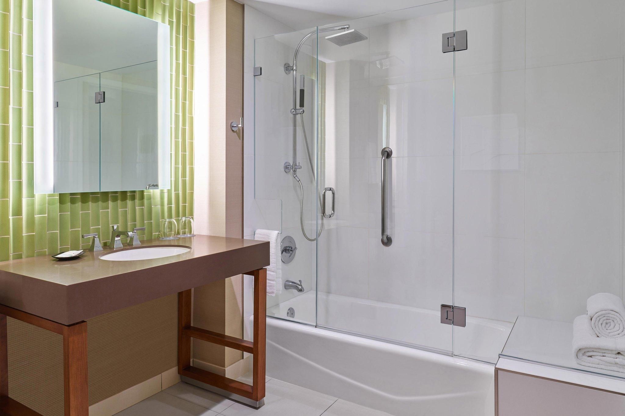 Deluxe Guest room, 2 Queen, Mid floor