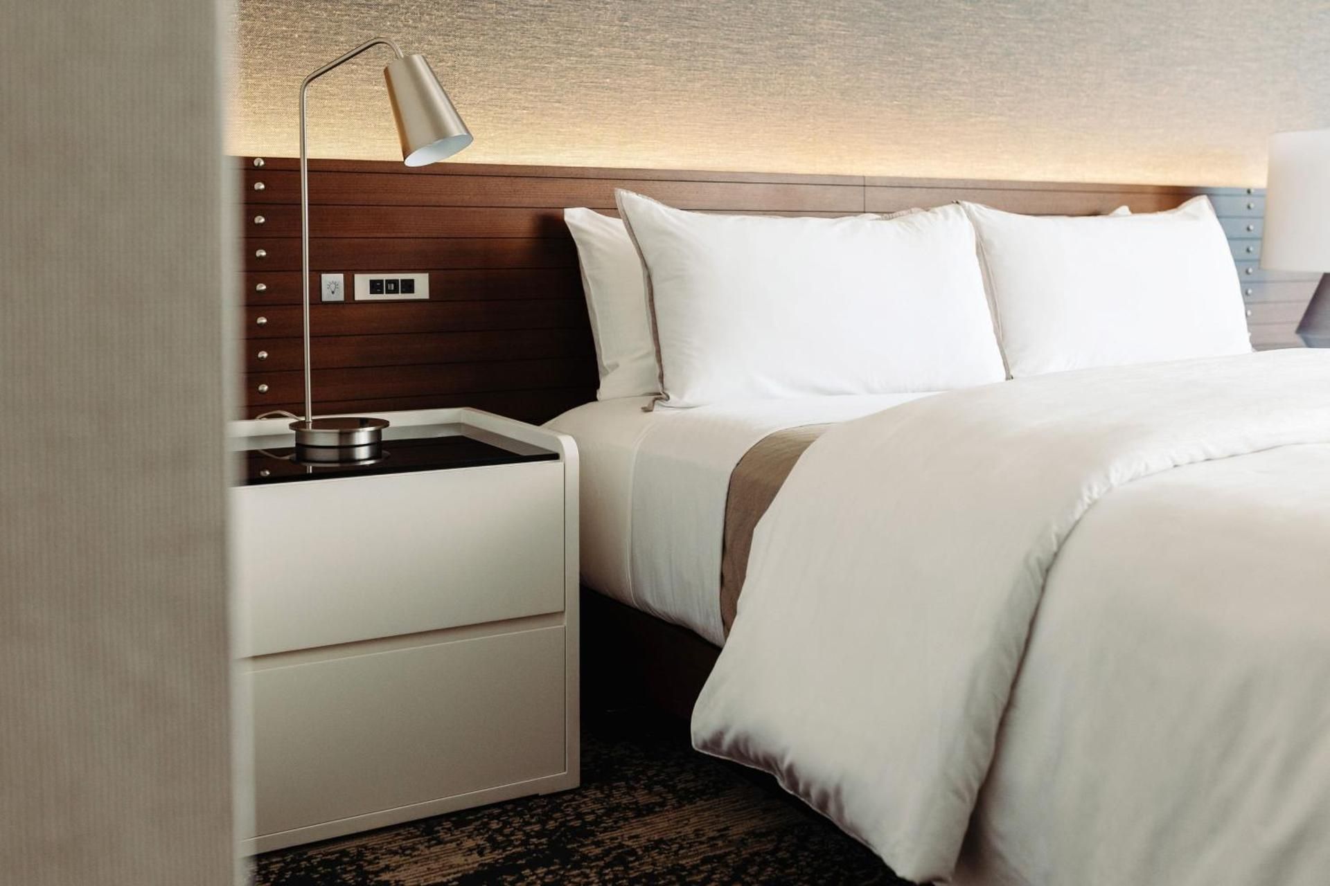 Traditional King Room with Adapted Tub - Mobility and Hearing Accessible