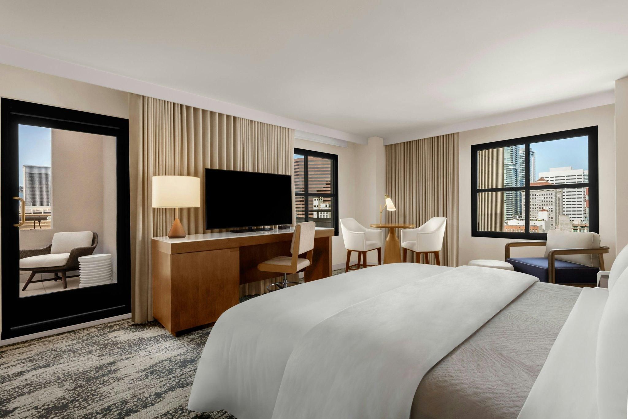 Balcony Premium, Guest room, 1 King, City view