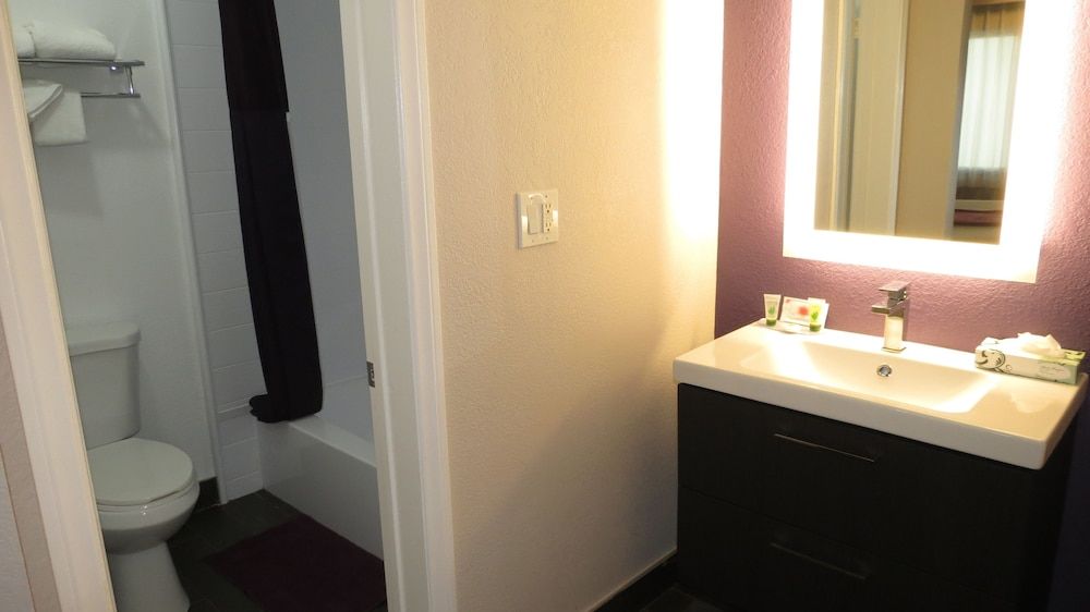 Hotel Iris - San Diego Standard Room, 1 Queen Bed 5