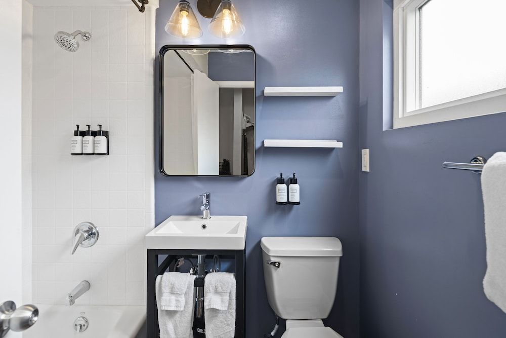 Sea Harbor Hotel Standard Room, 1 King Bed 5