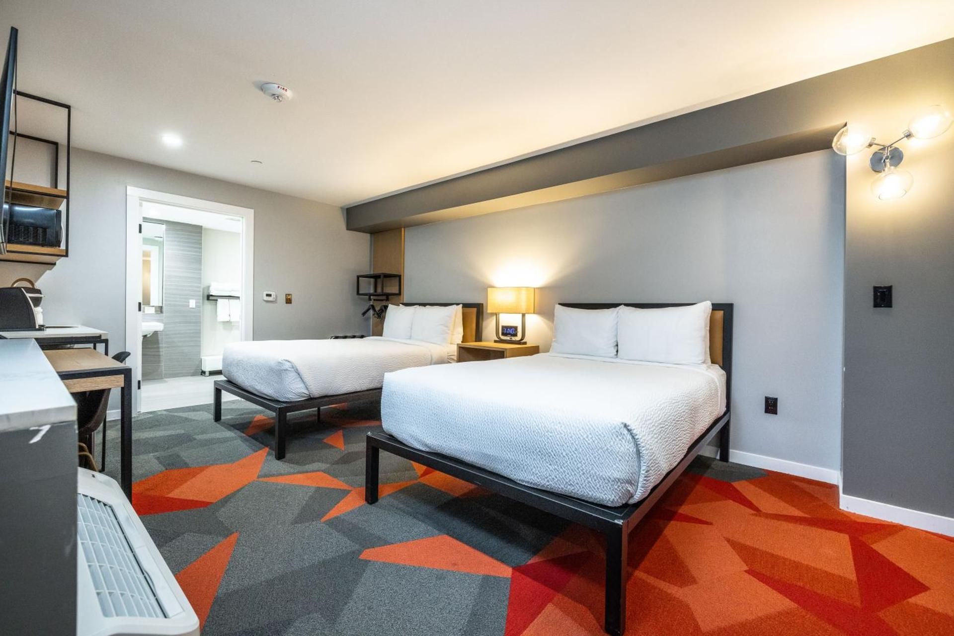 2 double beds mobility hearing access w/tub