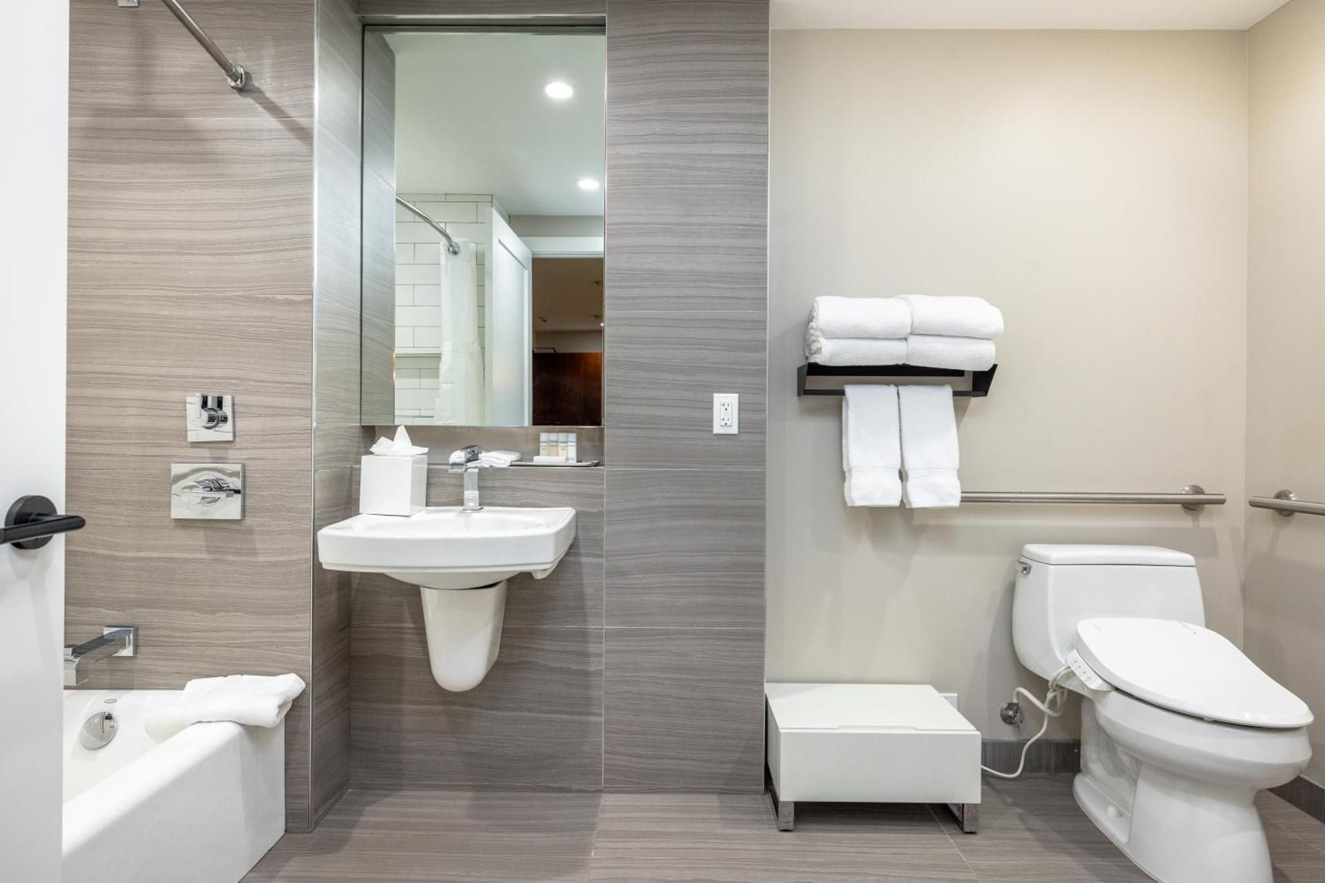 2 double beds mobility hearing access w/tub