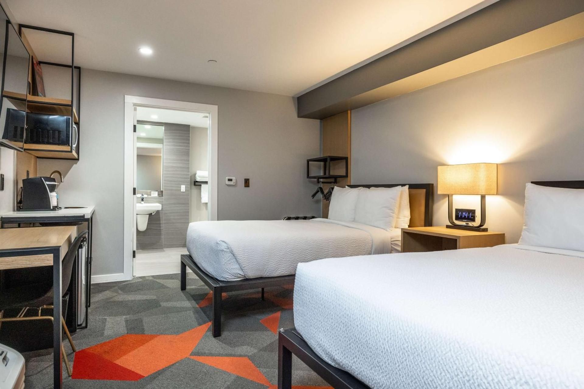 2 double beds mobility hearing access w/tub