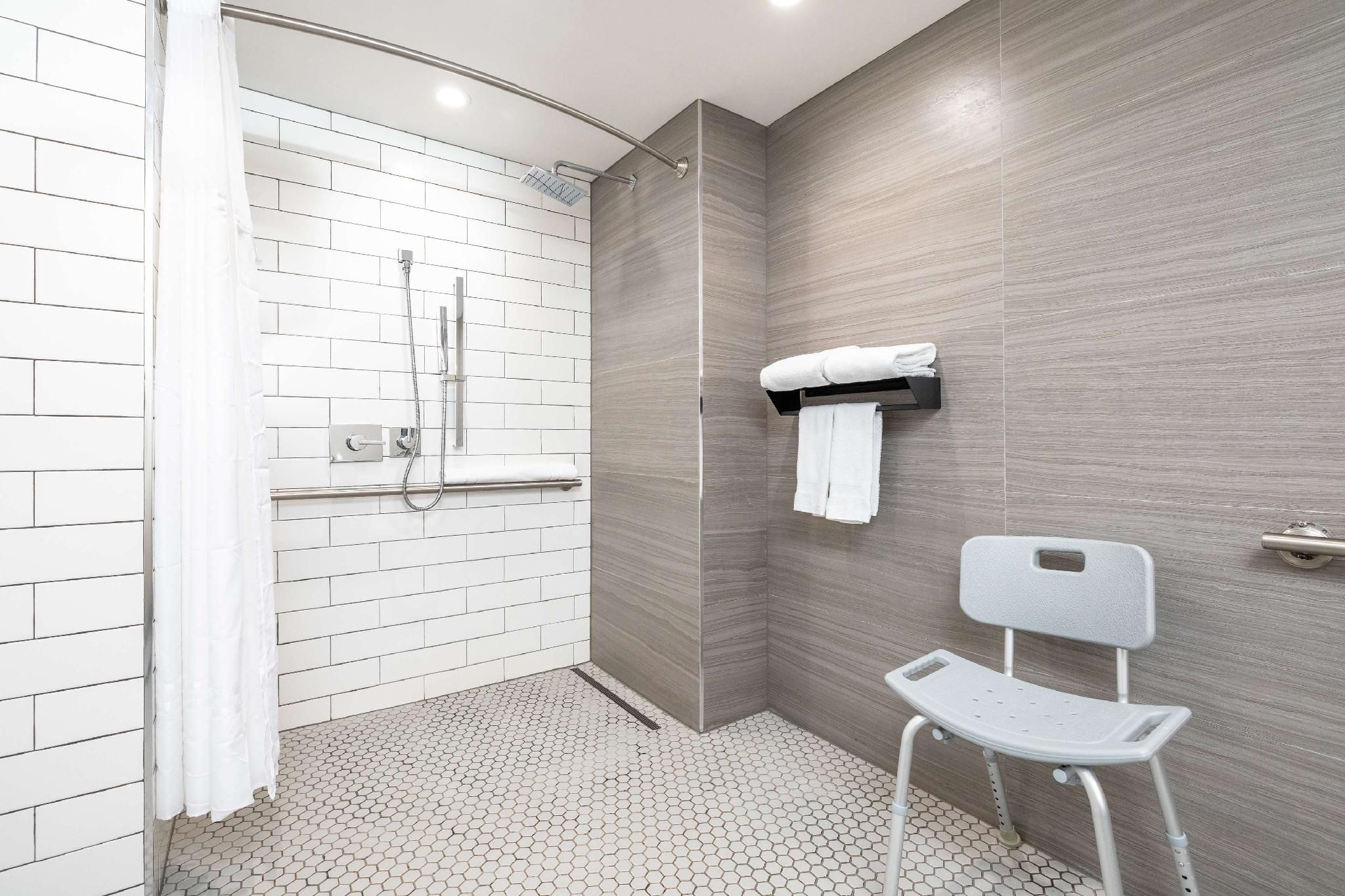 1 King Bed Mobility/hearing Access W/ri Shwr