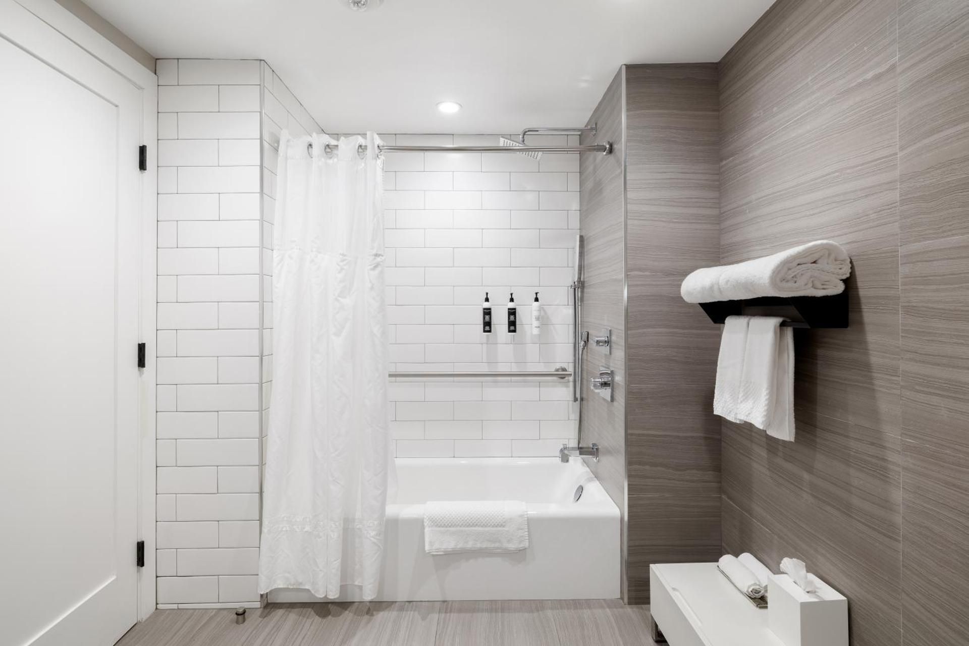 1 Queen Mobility/Hearing Accessible W/Tub