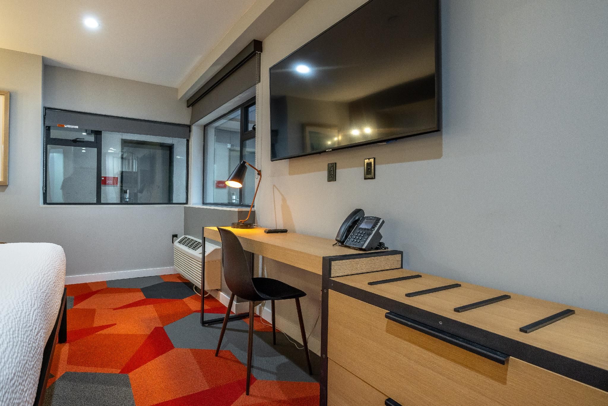 1 Queen Mobility Accessible W/roll In Shower