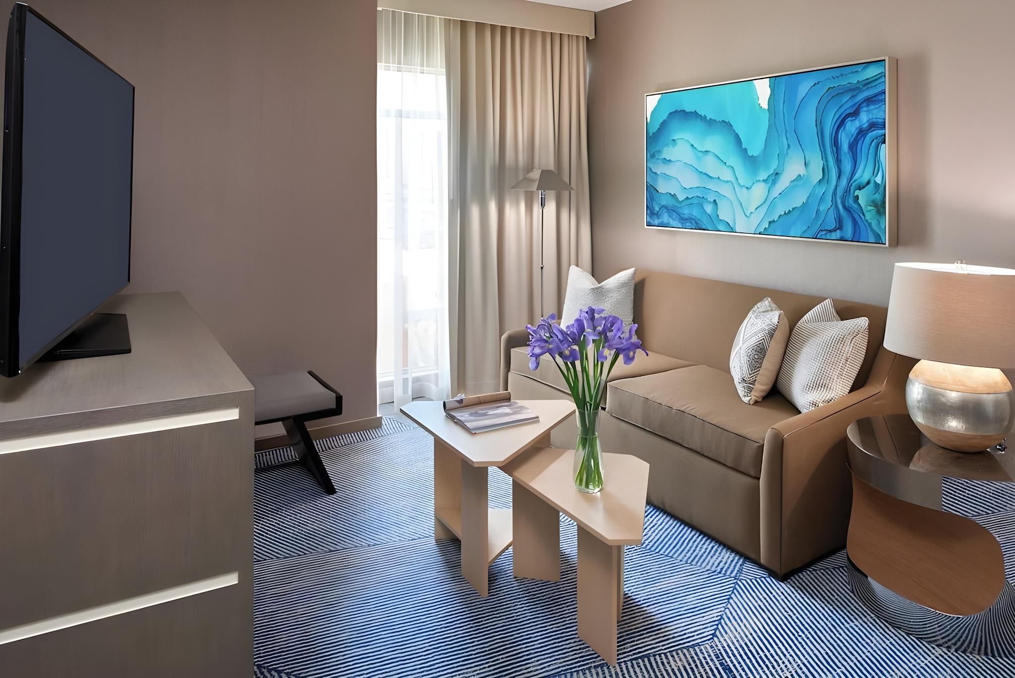 F - Junior Queen Suite