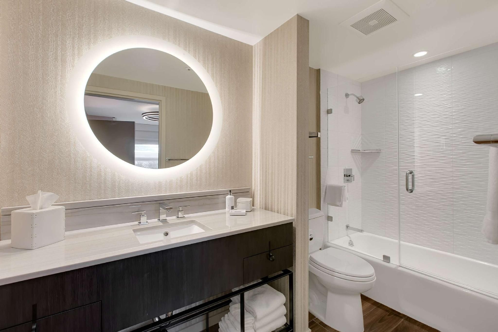 H1 - Corner King One-Bedroom Suite