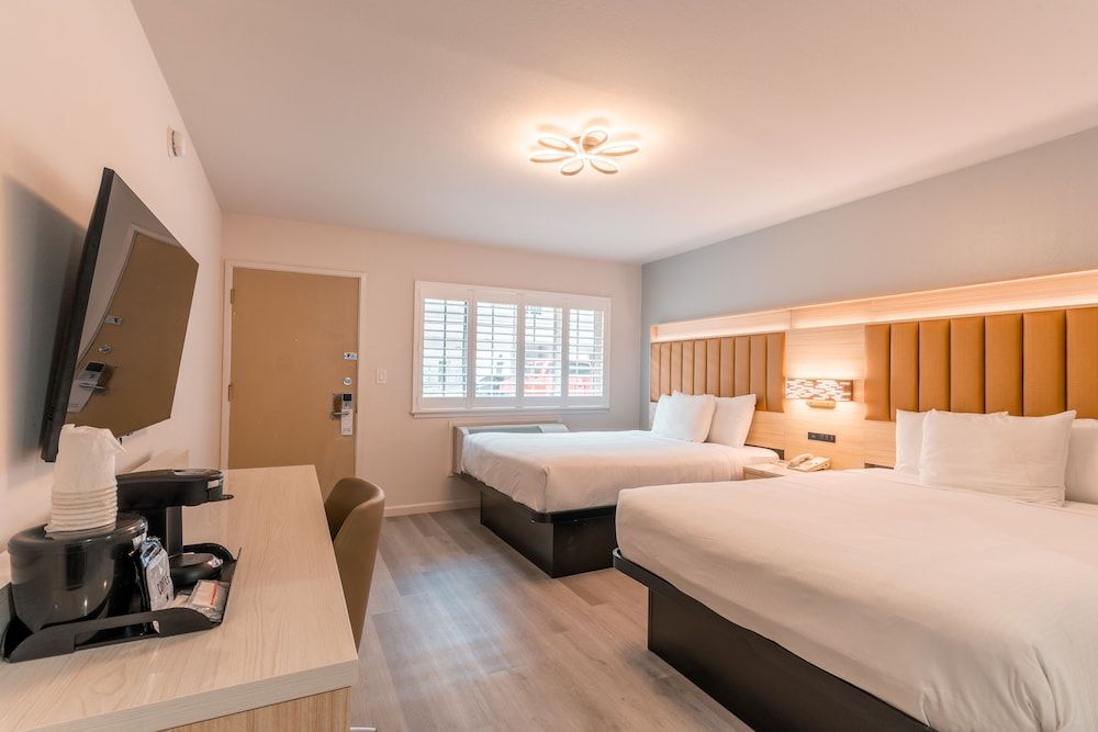 Inn on Broadway Deluxe Room, 2 Queen Beds 3