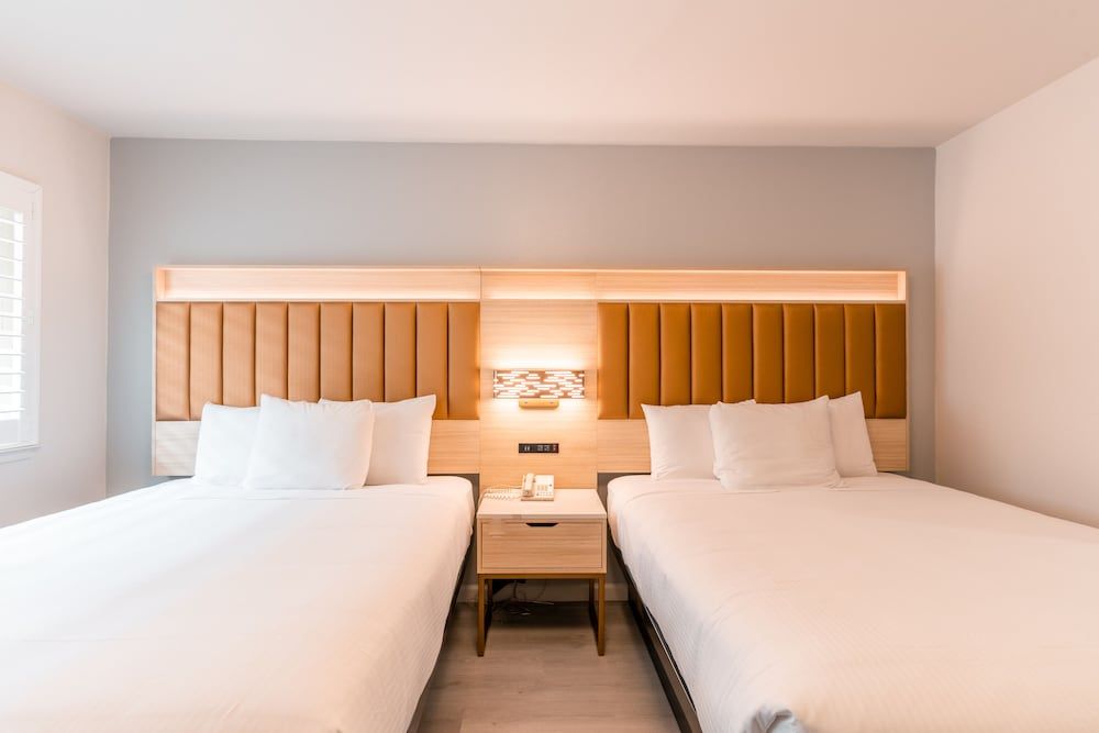 Inn on Broadway Deluxe Room, 2 Queen Beds 4