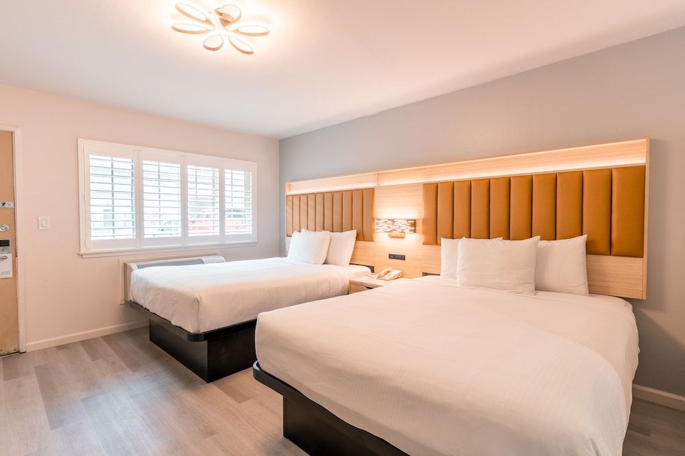 Inn on Broadway Deluxe Room, 2 Queen Beds 2