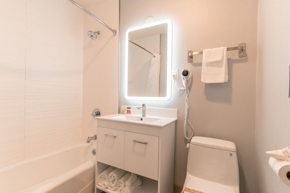 Inn on Broadway Deluxe Room, 2 Queen Beds 6