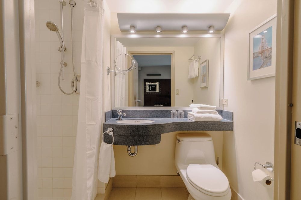 Club Quarters Hotel in San Francisco Club Room, 1 Queen Bed 5