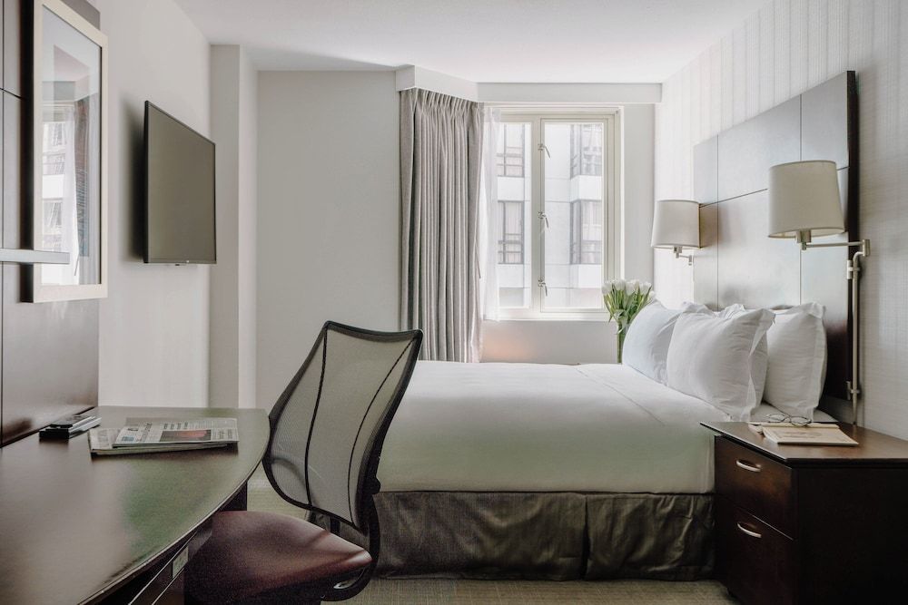 Club Quarters Hotel in San Francisco Club Room, 1 Queen Bed 4