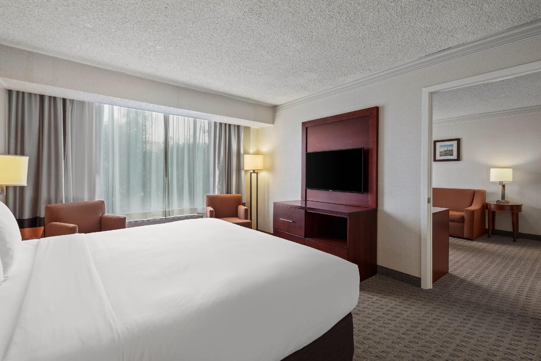 1 King Bed, Suite, Nonsmoking, Accessible