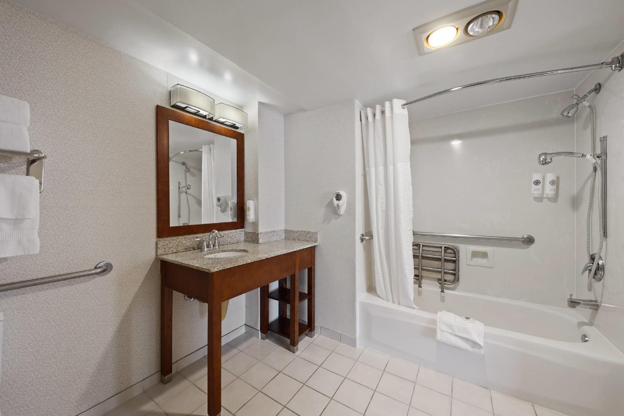 1 King Bed, Suite, Nonsmoking, Accessible