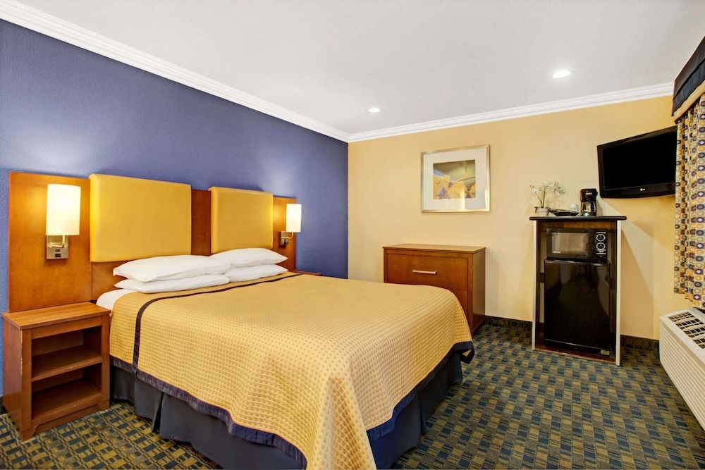 undefined Days Inn by Wyndham San Francisco - Lombard