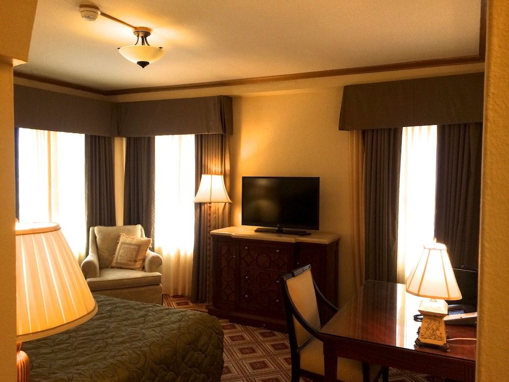 Embassy Hotel Room, 1 King Bed 32