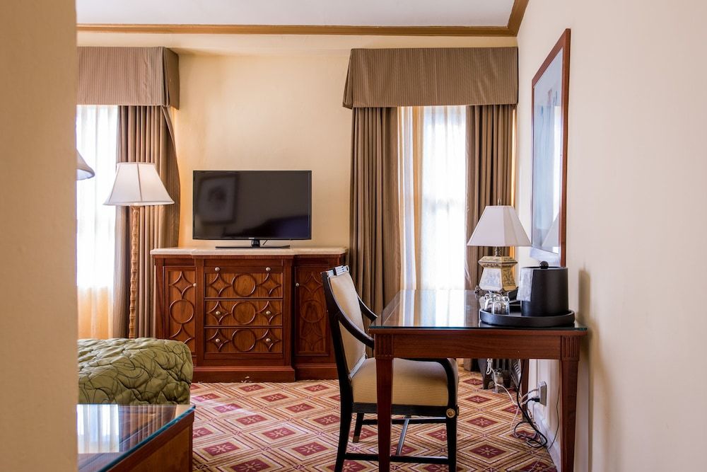 Embassy Hotel Room, 1 King Bed 28