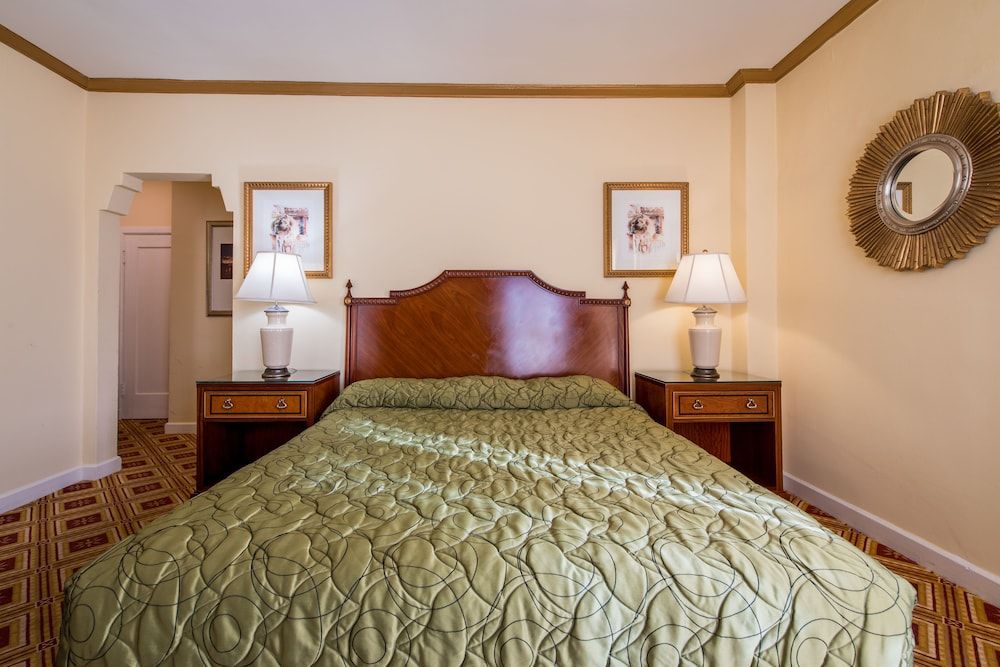 Embassy Hotel Room, 1 King Bed 8