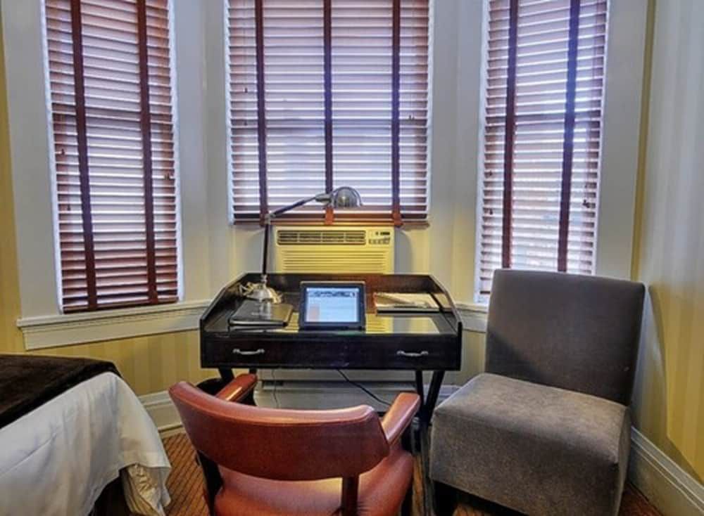 Executive Hotel Vintage Court Executive Room, 1 King Bed 9