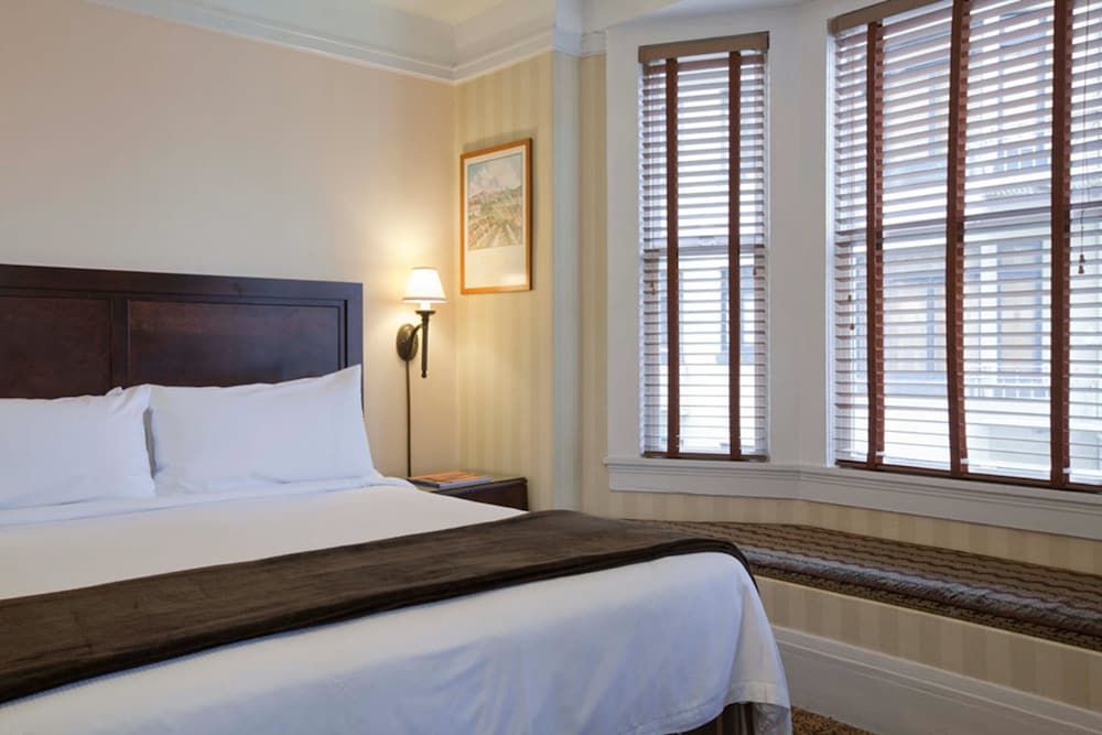 Executive Hotel Vintage Court Executive Room, 1 King Bed 3