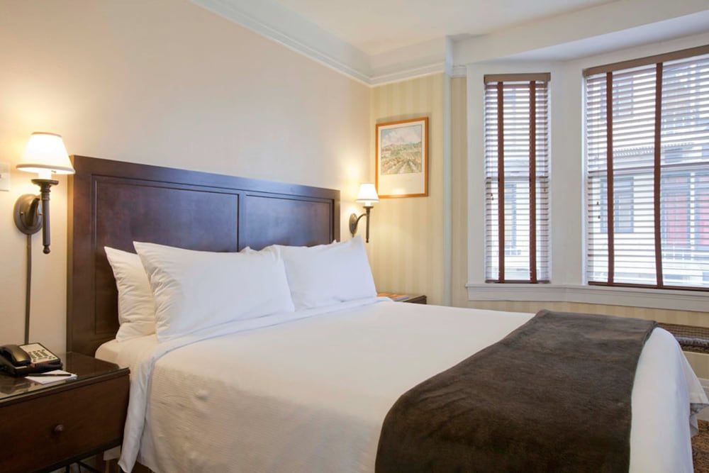 Executive Hotel Vintage Court Executive Room, 1 King Bed 4