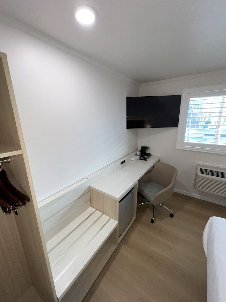 Francisco Bay Inn Deluxe Room, 1 King Bed, Non Smoking 6