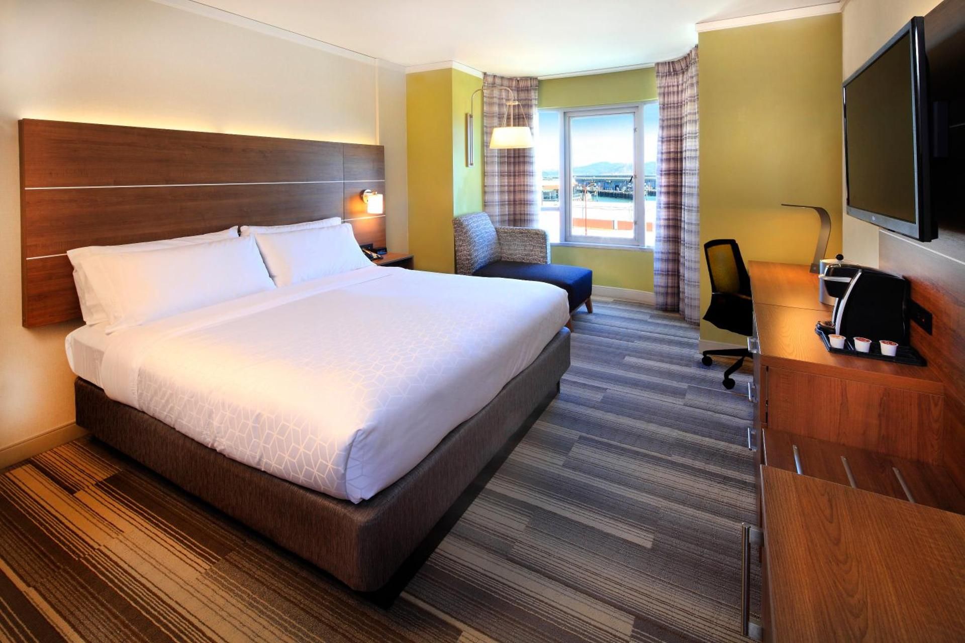 1 King Bed Standard Bay View