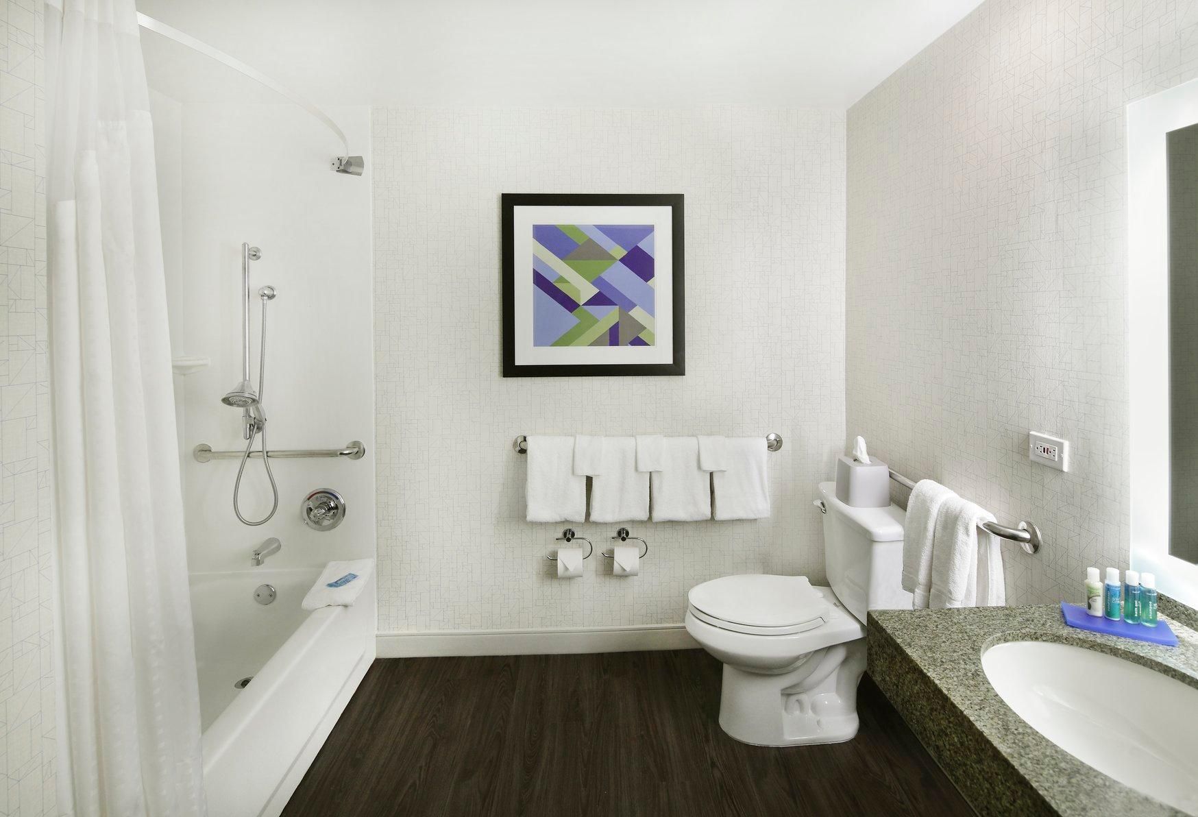 2 Queen Beds Suite Mobility Accessible Tub