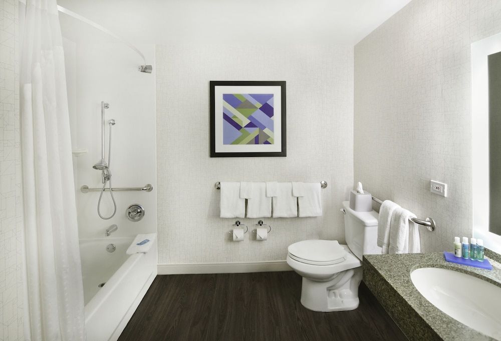 Holiday Inn Express and Suites Fisherman's Wharf by IHG Standard Room, 1 King Bed 5