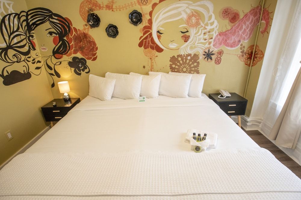 Suite, Accessible (ADA Accessible)