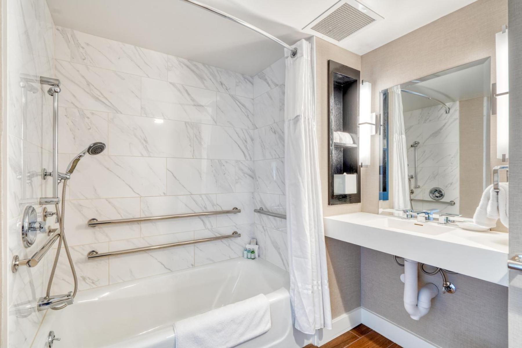 Deluxe Queen Room - Accessible