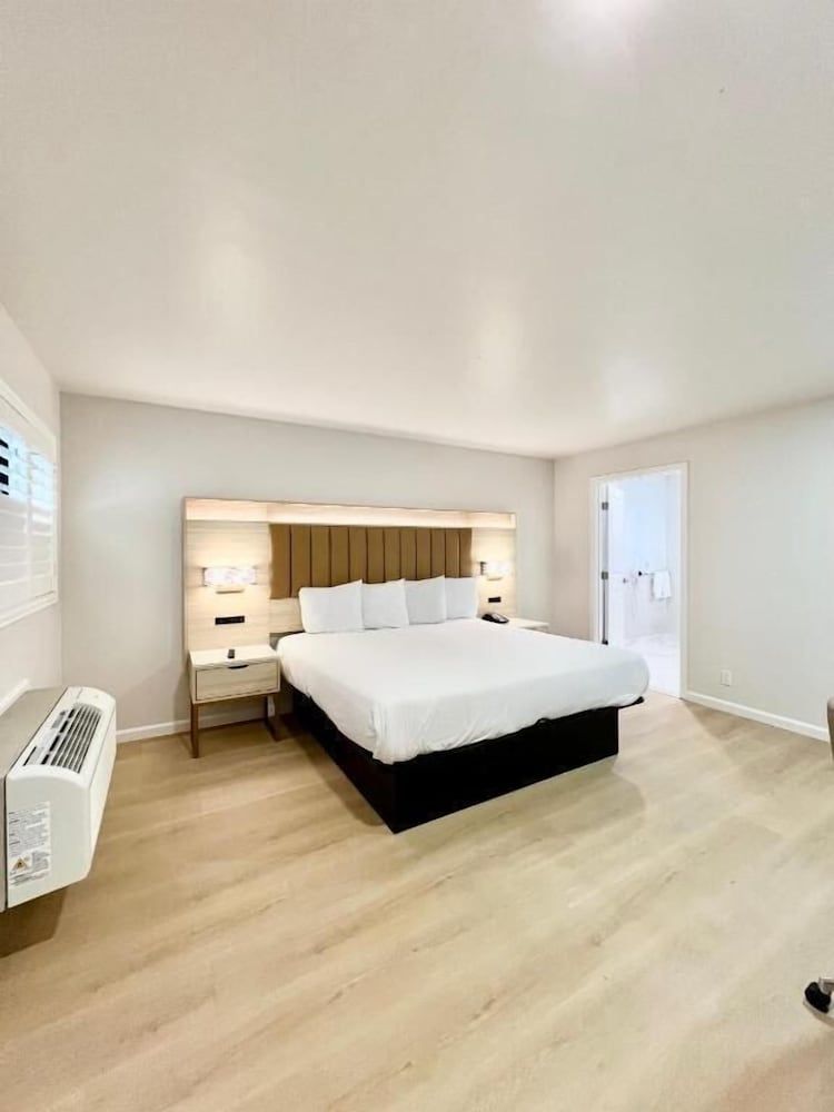 undefined Nob Hill Motor Inn 3