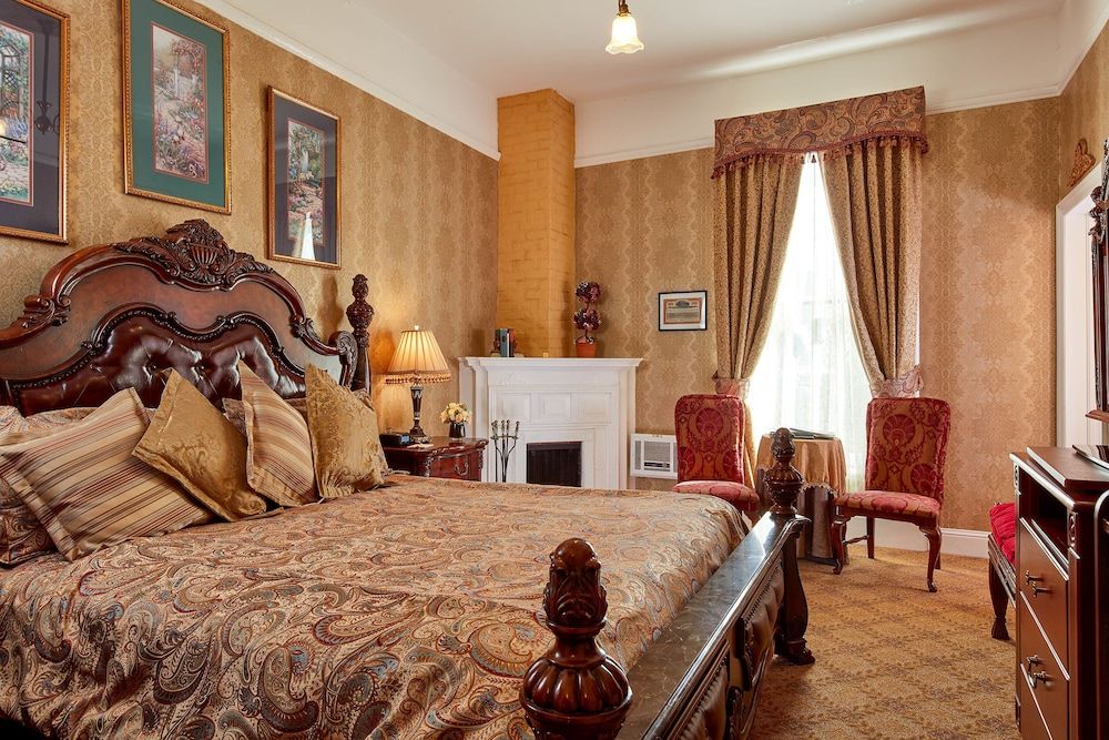 Deluxe Room, 1 King Bed, Fireplace