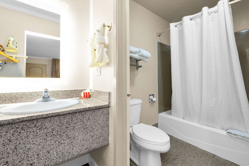 SureStay by Best Western San Francisco Marina District Standard Room, 1 Double Bed, Accessible, Refrigerator & Microwave 2