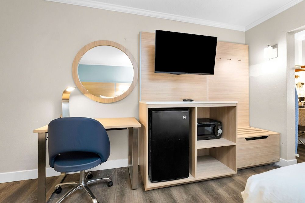 SureStay by Best Western San Francisco Marina District Standard Room, 1 Double Bed, Accessible, Refrigerator & Microwave 3