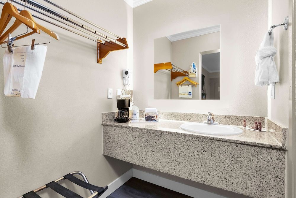 SureStay by Best Western San Francisco Marina District Standard Room, 1 Double Bed, Accessible, Refrigerator & Microwave