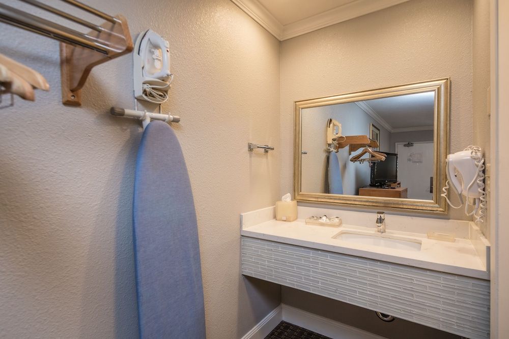 SOMA Park Inn – Civic Center Standard Room, 1 Queen Bed, Non Smoking 7