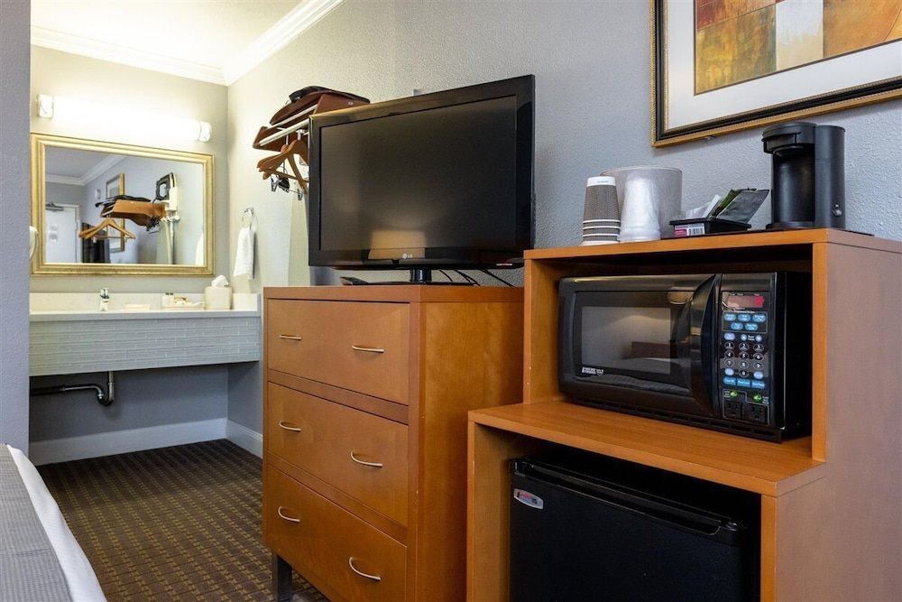 SOMA Park Inn – Civic Center Standard Room, 1 Queen Bed, Non Smoking 10