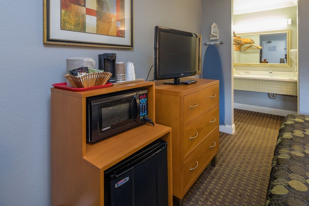 SOMA Park Inn – Civic Center Standard Room, 1 Queen Bed, Non Smoking 9