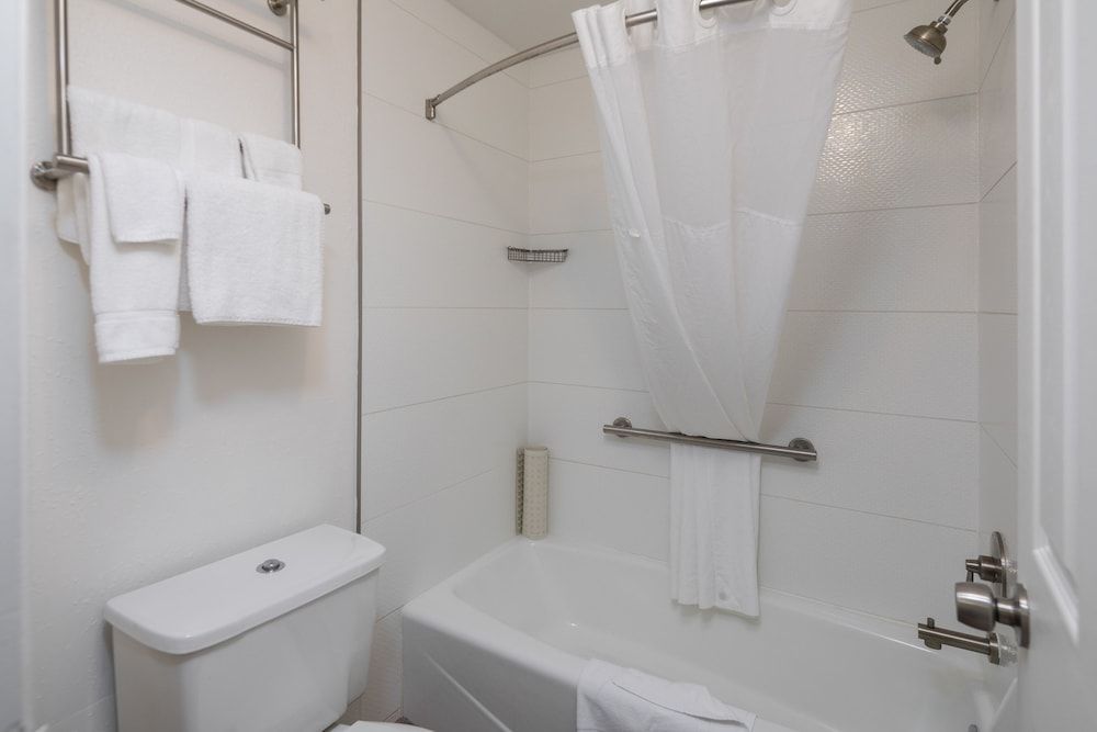 SOMA Park Inn – Civic Center Standard Room, 1 Queen Bed, Non Smoking 5