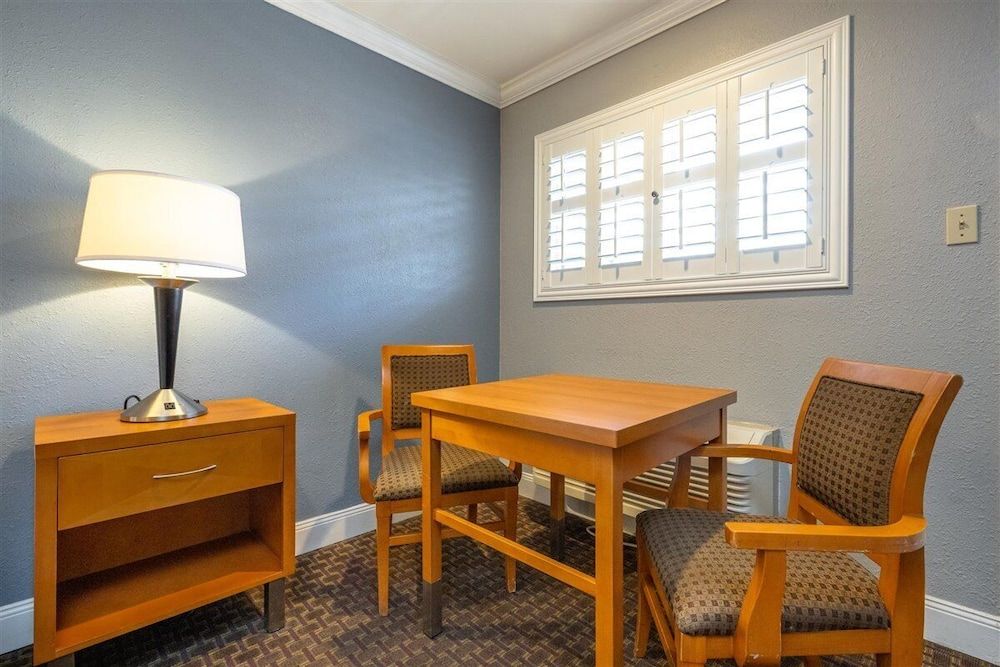 SOMA Park Inn – Civic Center Standard Room, 1 Queen Bed, Non Smoking 11