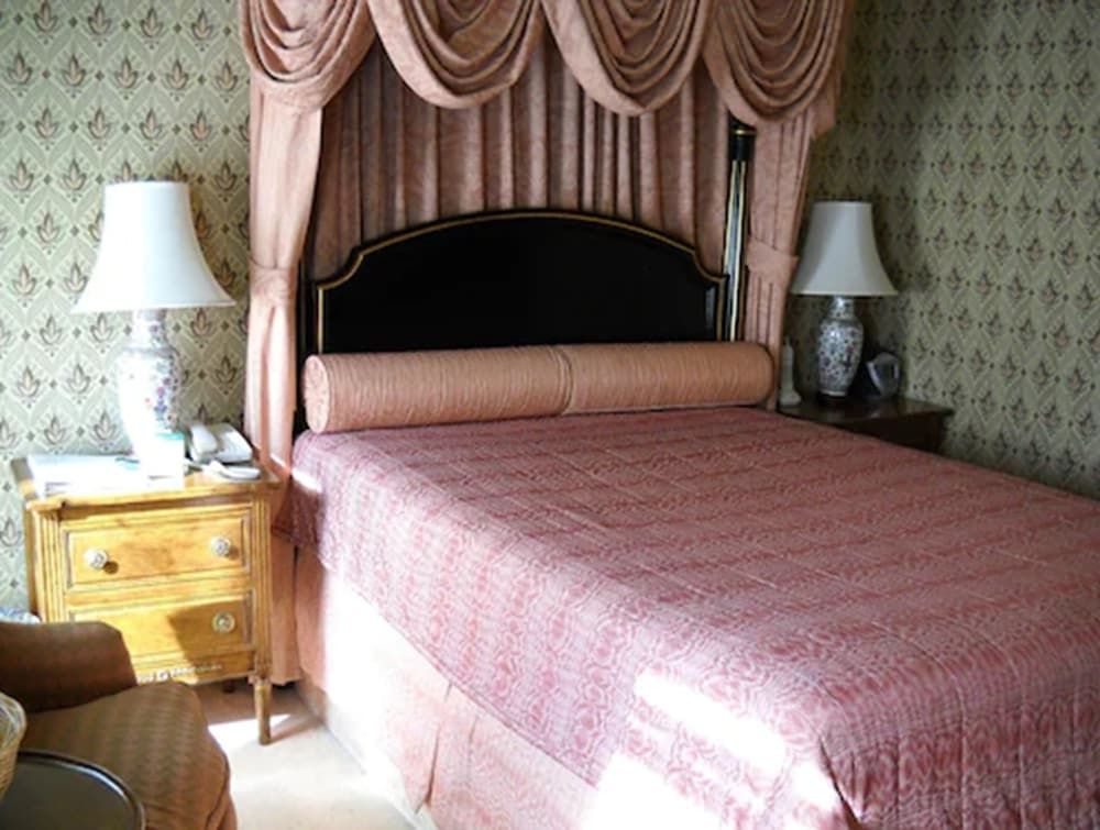 undefined Hotel Majestic 3