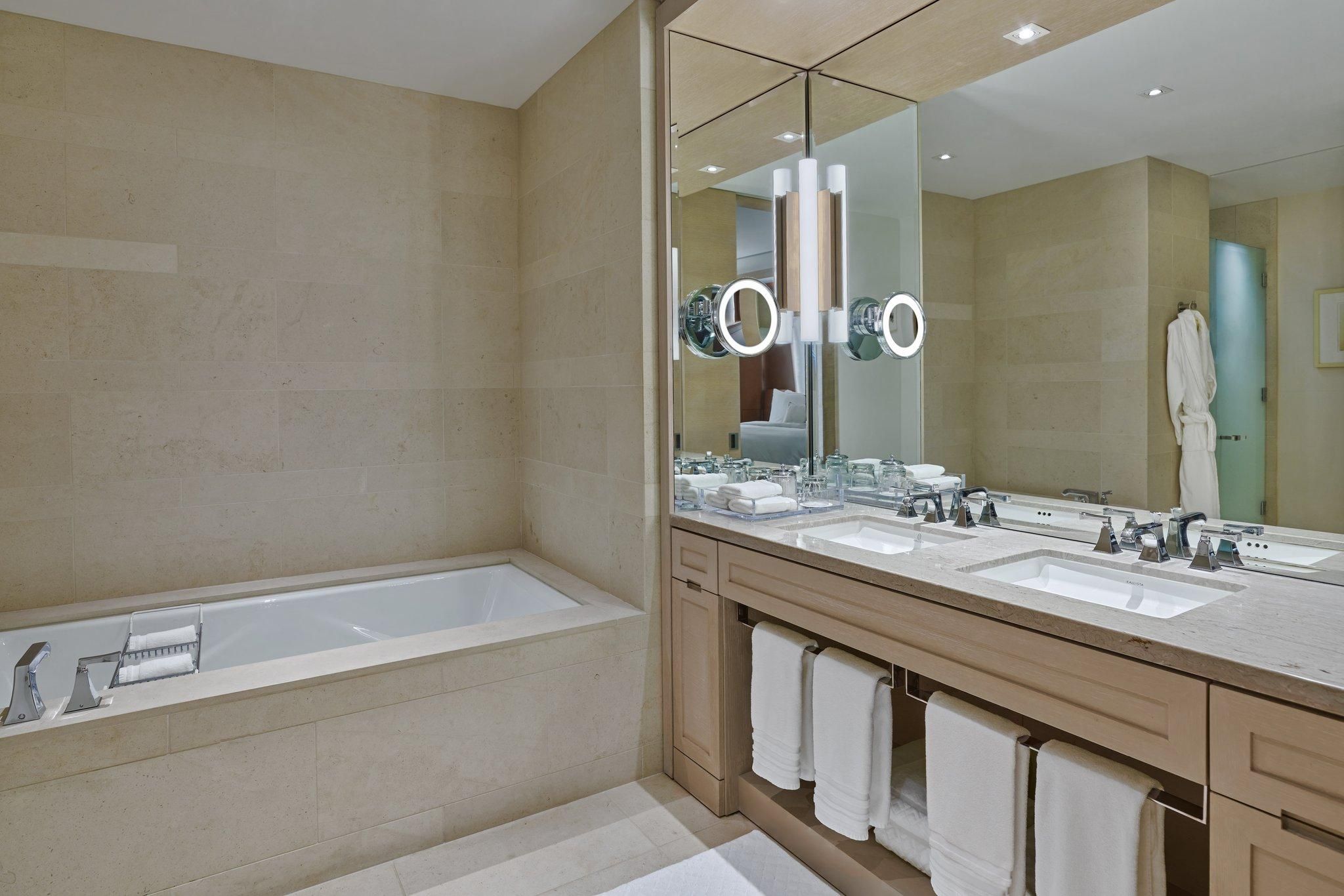 Metropolitan Suite-Butler, 1 Bedroom Suite, 1 King, Corner room