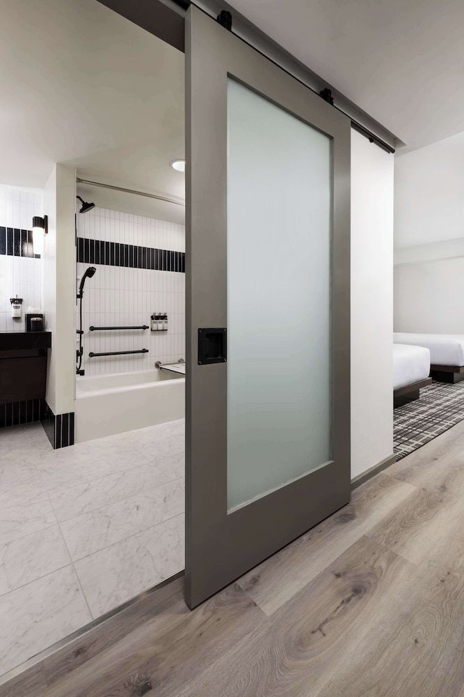 Hyatt Regency San Francisco Downtown SOMA Room, 2 Queen Beds, Bathtub 4